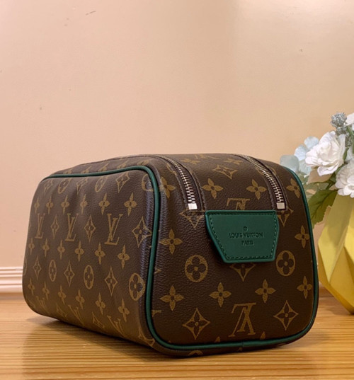 루이비통 돕 키트 모노그램 이클립스 M26433