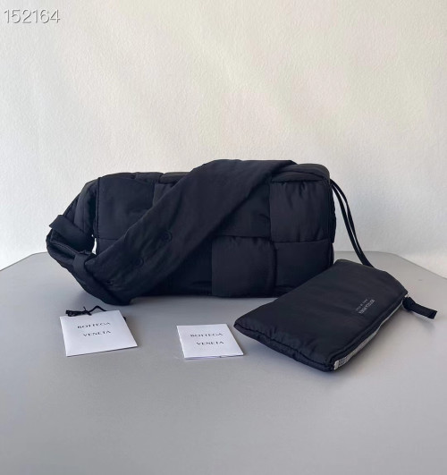 보테가베네타 2022 패디드 테크 카세트백 크로스백