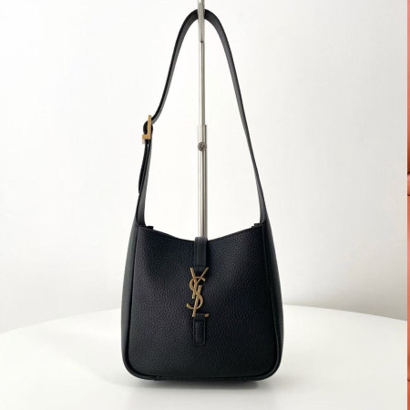 생로랑 르 5 A 7 서플 베이비 그레인 레더 블랙 809461(블랙프레임)